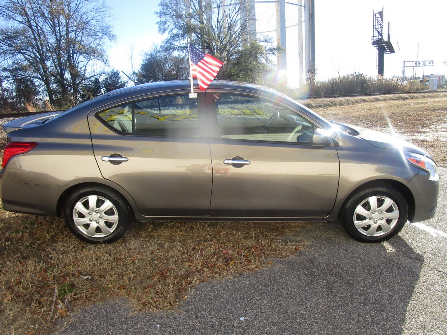 2015 Gray Nissan Versa 1.6 S 5M (3N1CN7AP3FL) with an 1.6L L4 DOHC 16V engine, 5-Speed Automatic transmission, located at 2553 Airline Blvd, Portsmouth, VA, 23701, (757) 488-8331, 36.813889, -76.357597 - Down Payment: $799 Weekly Payment: $95 APR: 23.9% Repayment Terms: 42 Months ***CALL ELIZABETH SMITH - DIRECTOR OF MARKETING @ 757-488-8331 TO SCHEDULE YOUR APPOINTMENT TODAY AND GET PRE-APPROVED RIGHT OVER THE PHONE*** - Photo#4